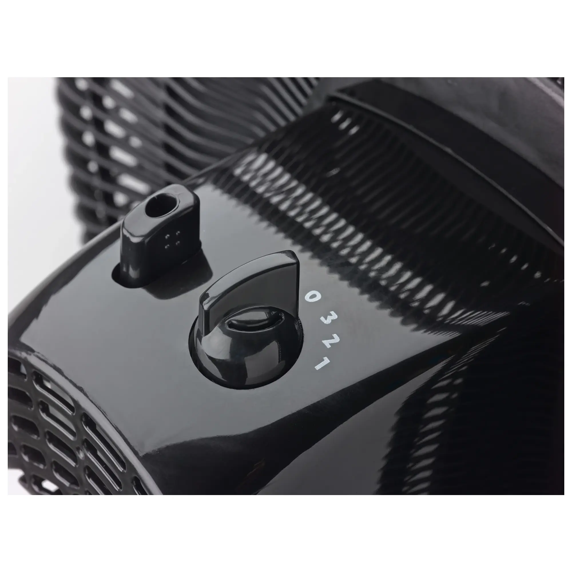 Lasko Cyclone® 18" 3-speed Pedestal Fan (black, model 1823) - Image 2